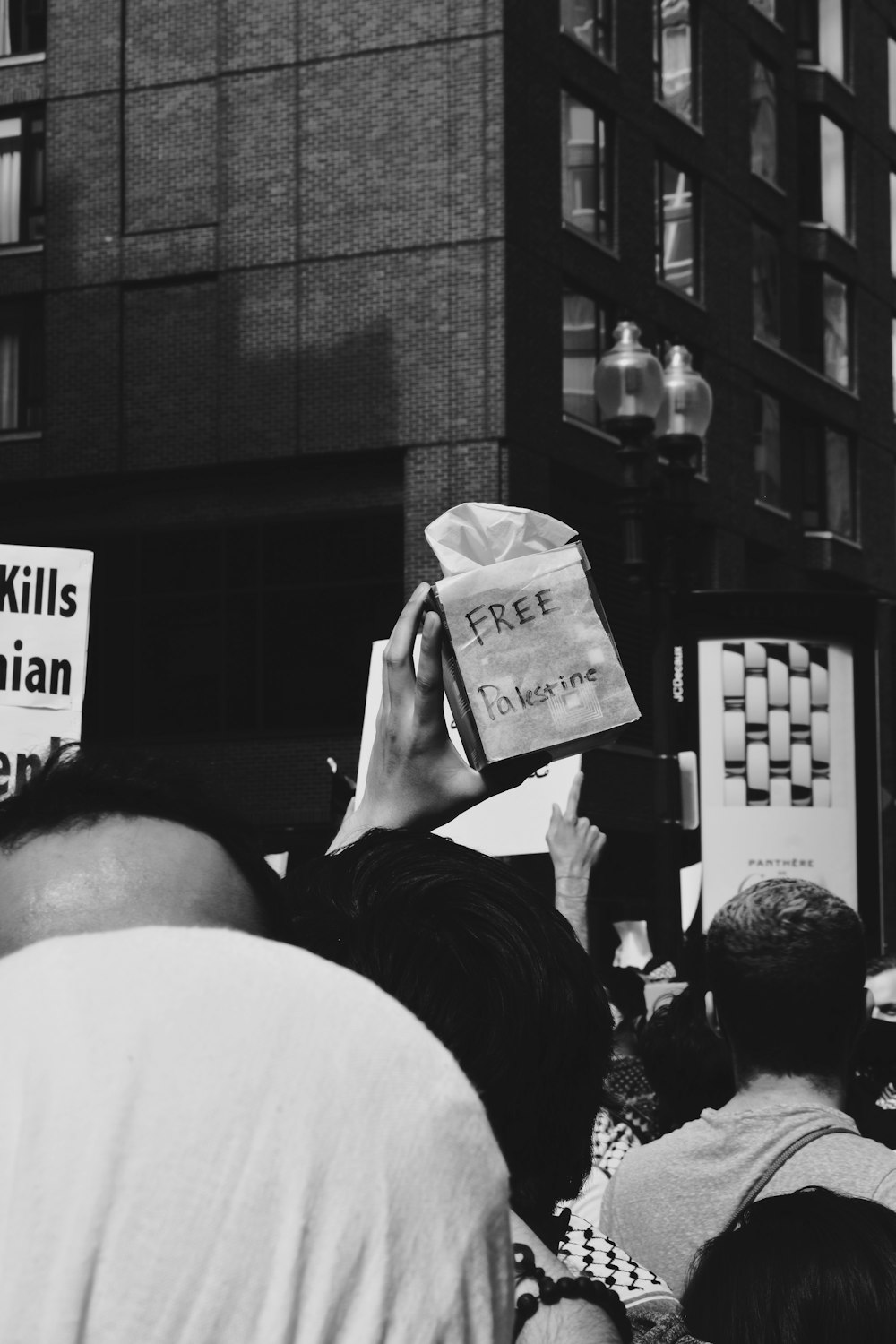 Photo en niveaux de gris de personnes marchant dans la rue