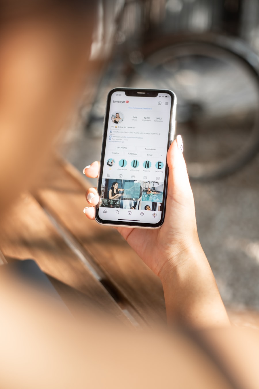 Social media contentstrategie op smartphone met engagement en interactie