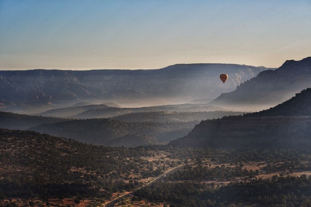 Vista aérea de las montañas durante el día