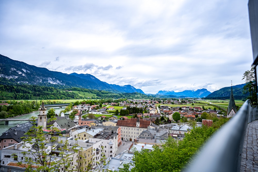 Città con grattacieli vicino a Green Mountain sotto il cielo blu durante il giorno