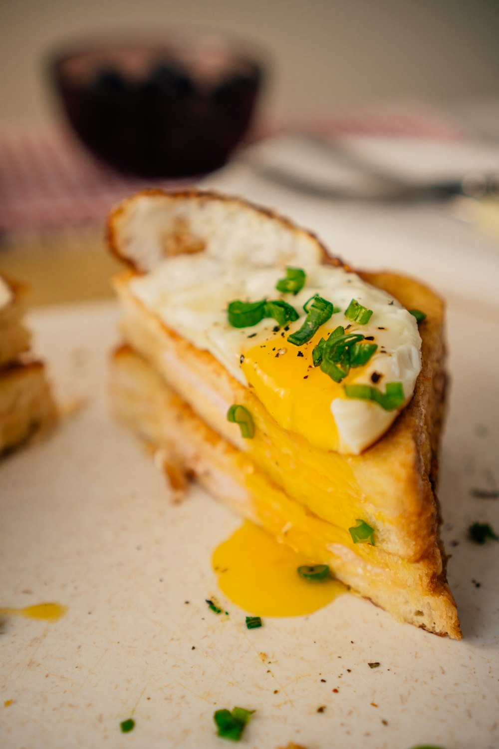 Pain aux légumes verts sur assiette en céramique blanche