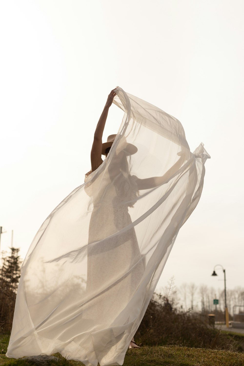 mulher no vestido de noiva branco