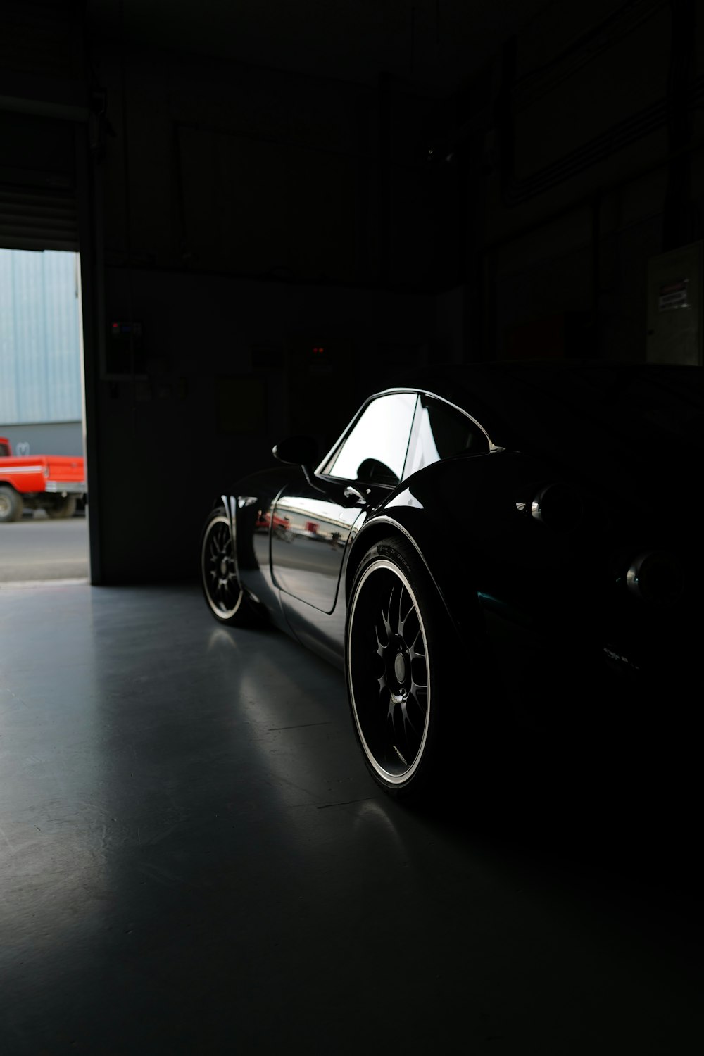 schwarzer Porsche 911 in der Garage geparkt