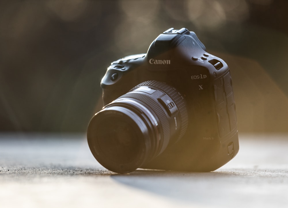Fotocamera reflex digitale Nikon nera su tavolo bianco