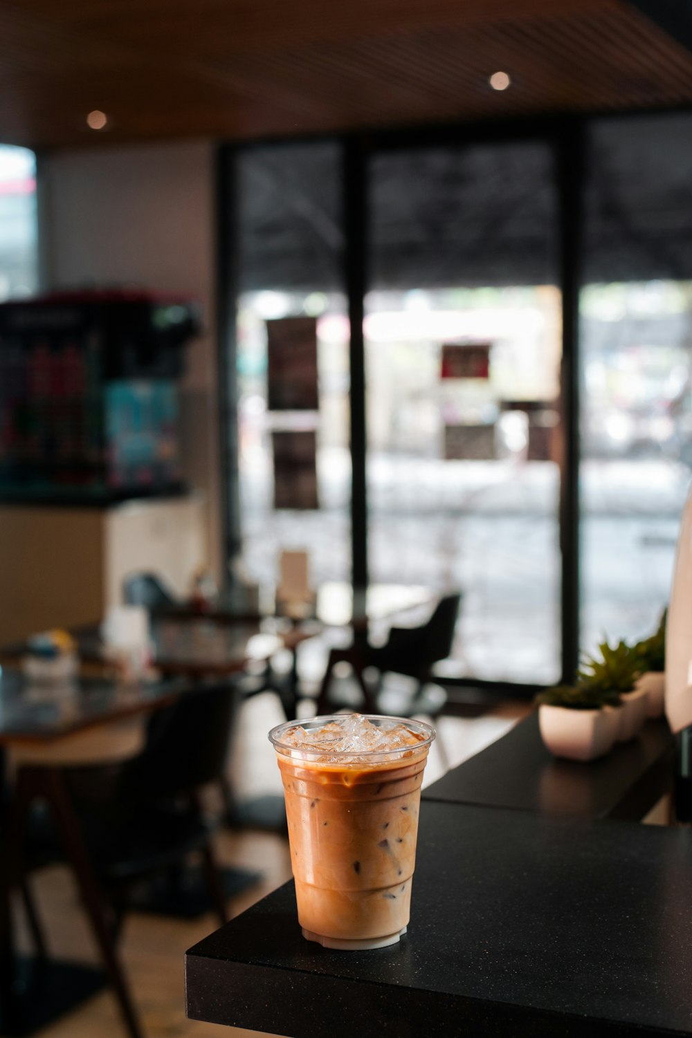 verre à boire transparent avec un liquide brun sur la table