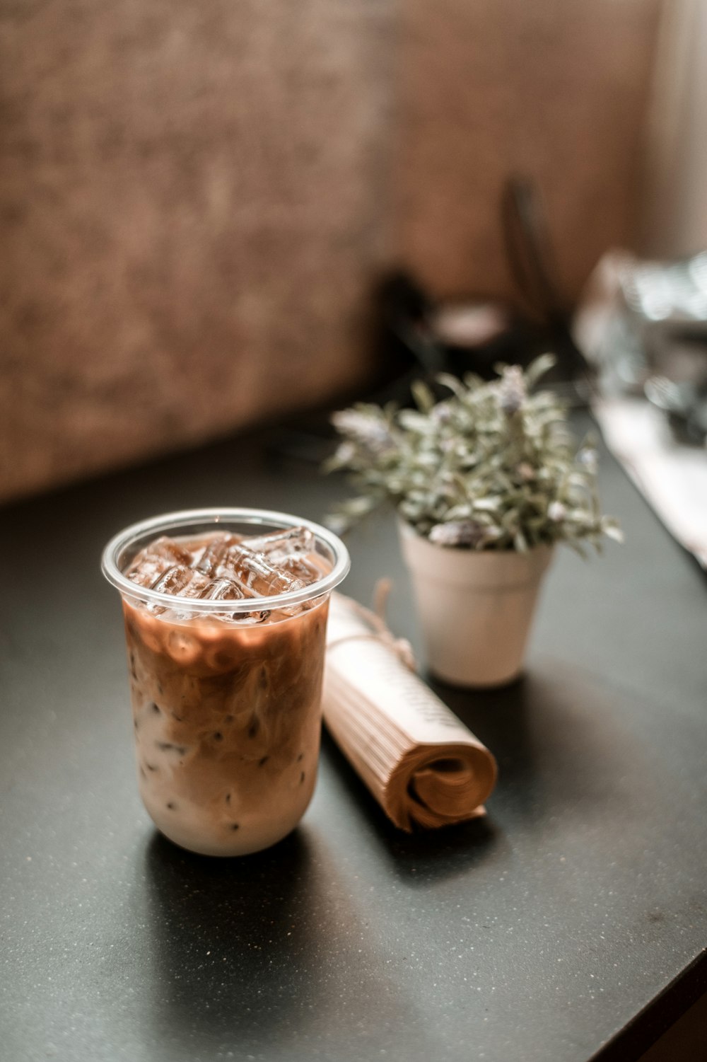 Helado blanco y marrón en vaso de cerámica blanca