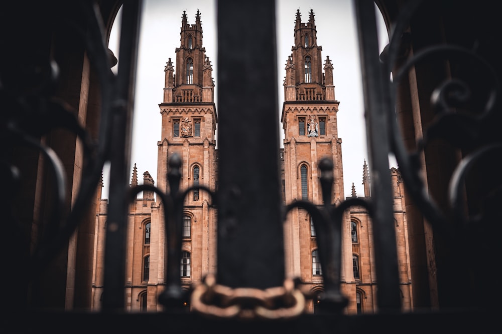 Edificio de hormigón marrón durante el día