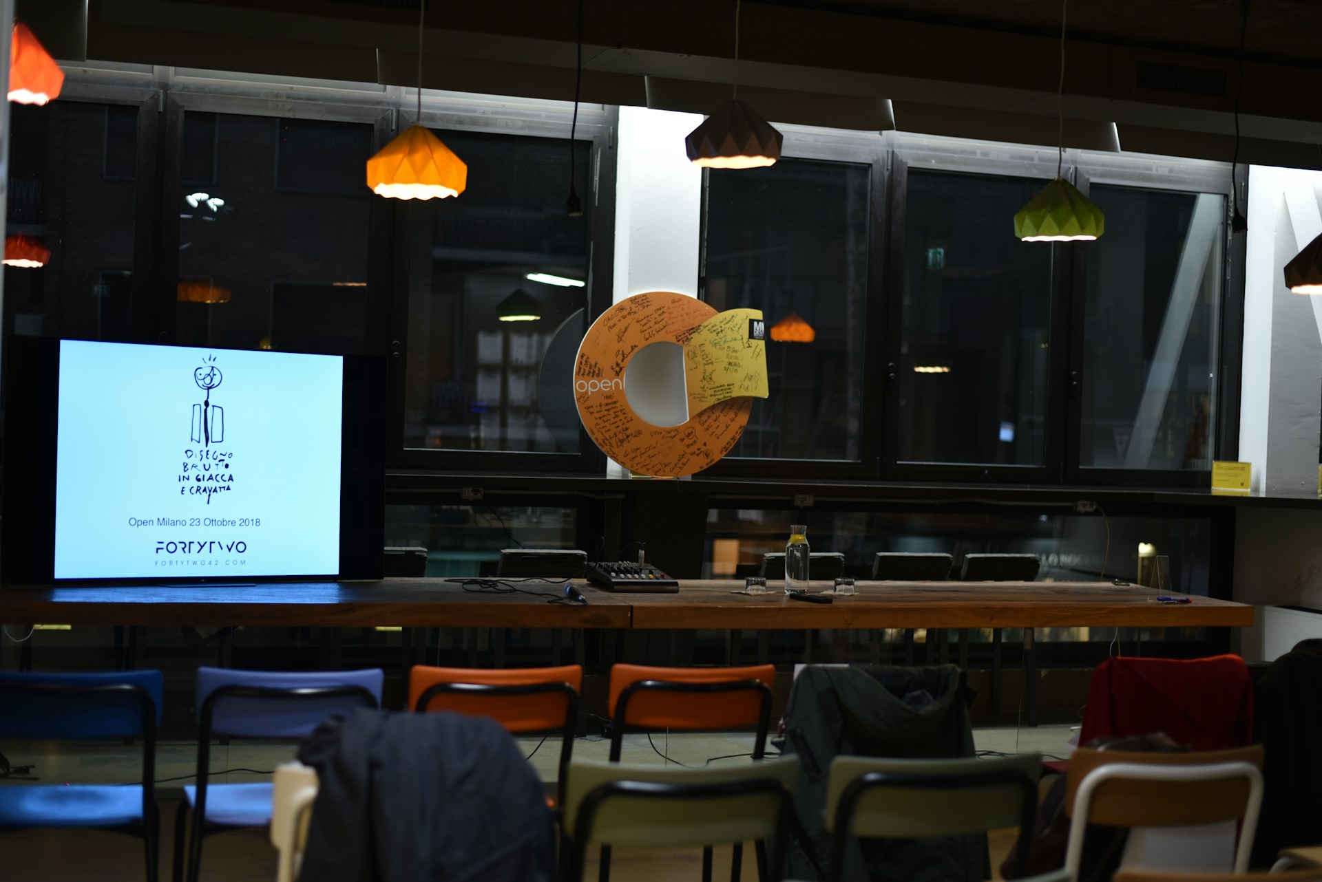 gray computer monitor