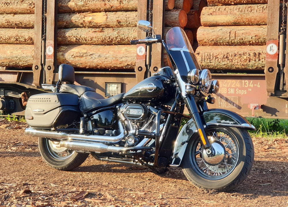 Motocicleta cruiser negra y plateada