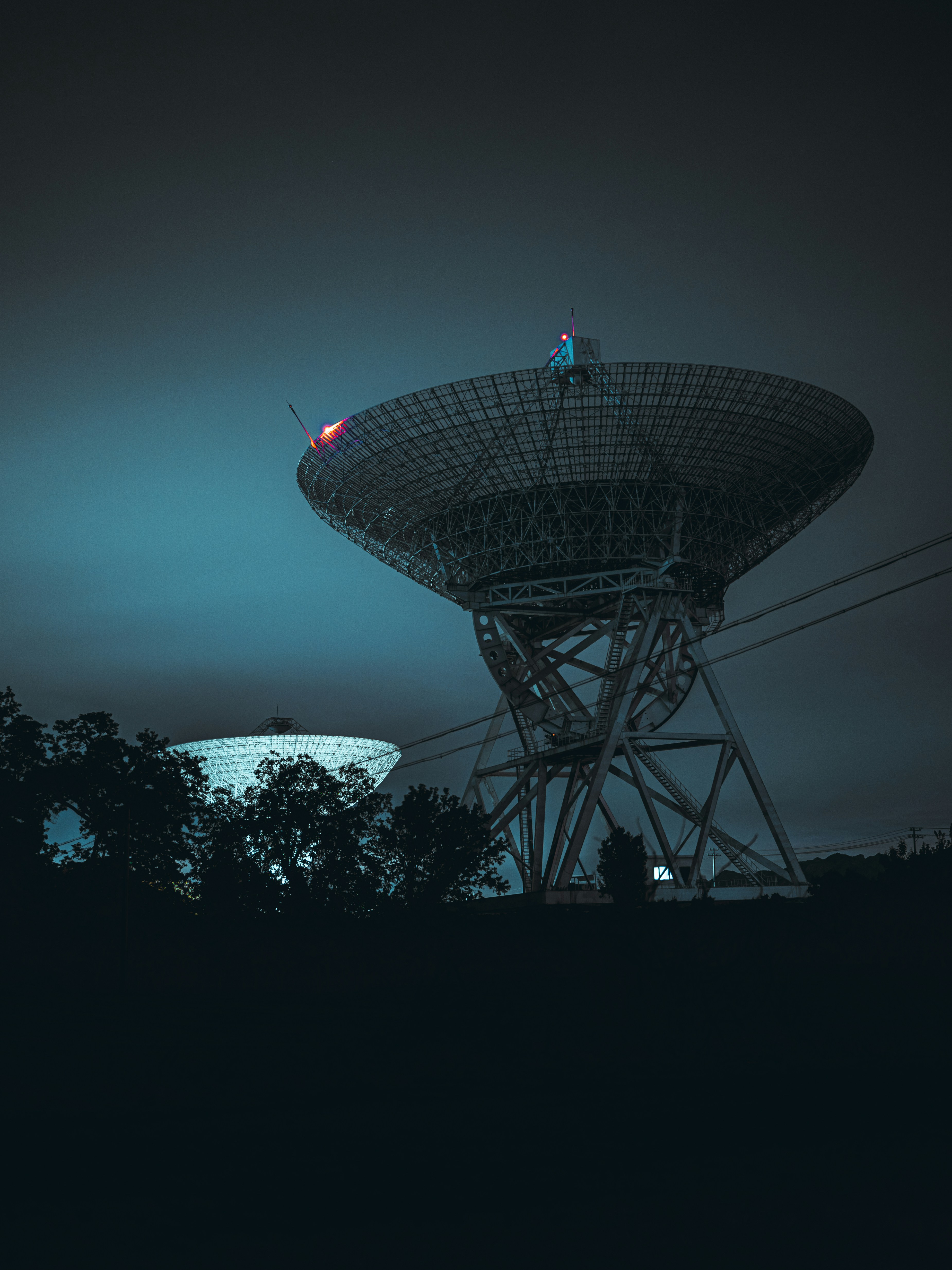 青空の下の黒いパラボラ アンテナの写真 Unsplashの無料写真