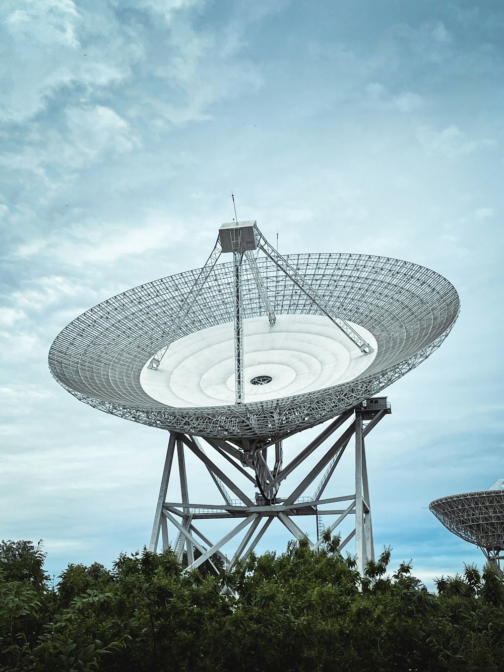 Antena parabólica gris bajo cielo azul