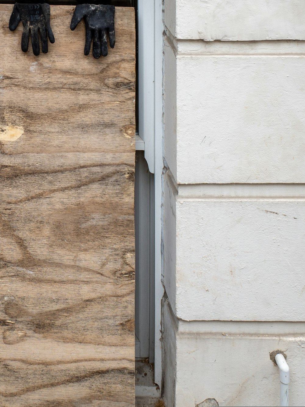 puerta de madera blanca con puerta de madera marrón