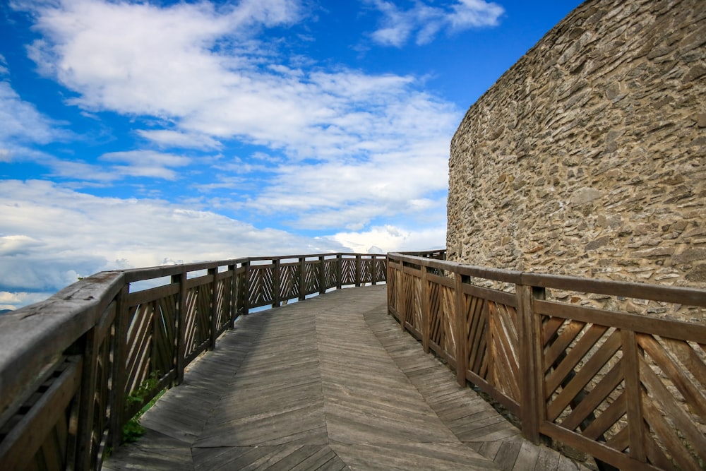 Braune Holzbrücke unter blauem Himmel