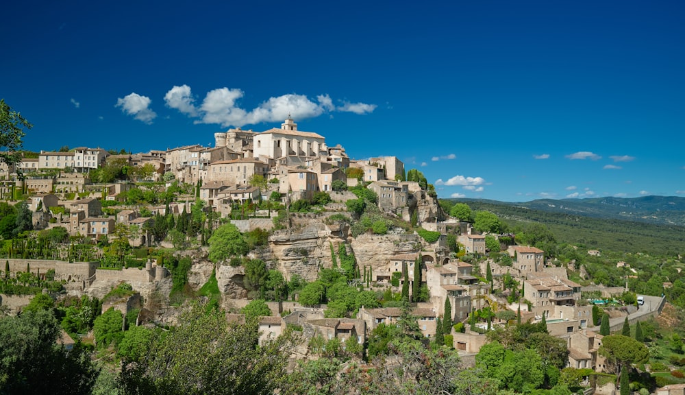 bâtiment en béton brun au sommet de la montagne pendant la journée