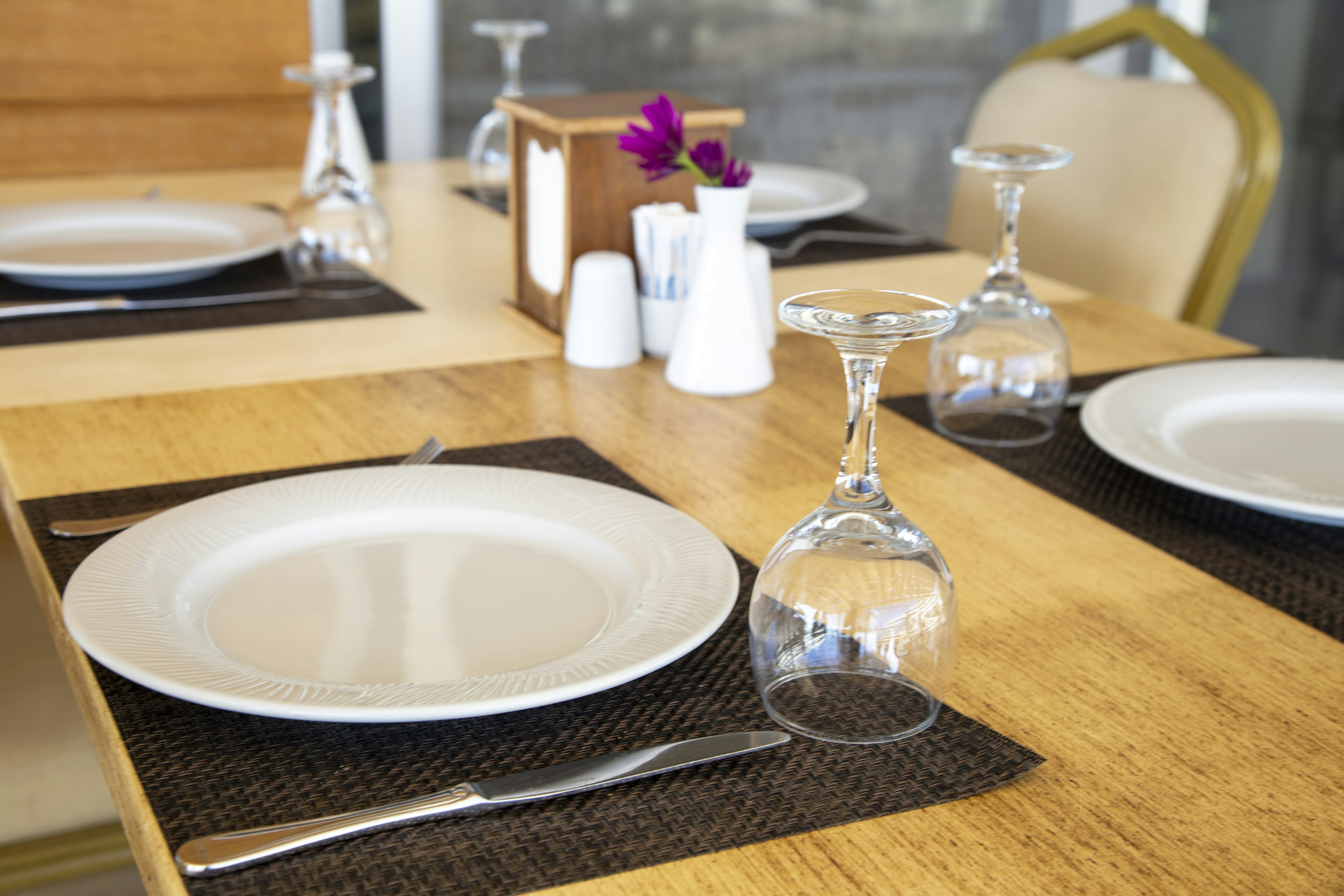 Copa de vino transparente sobre mesa de madera marrón