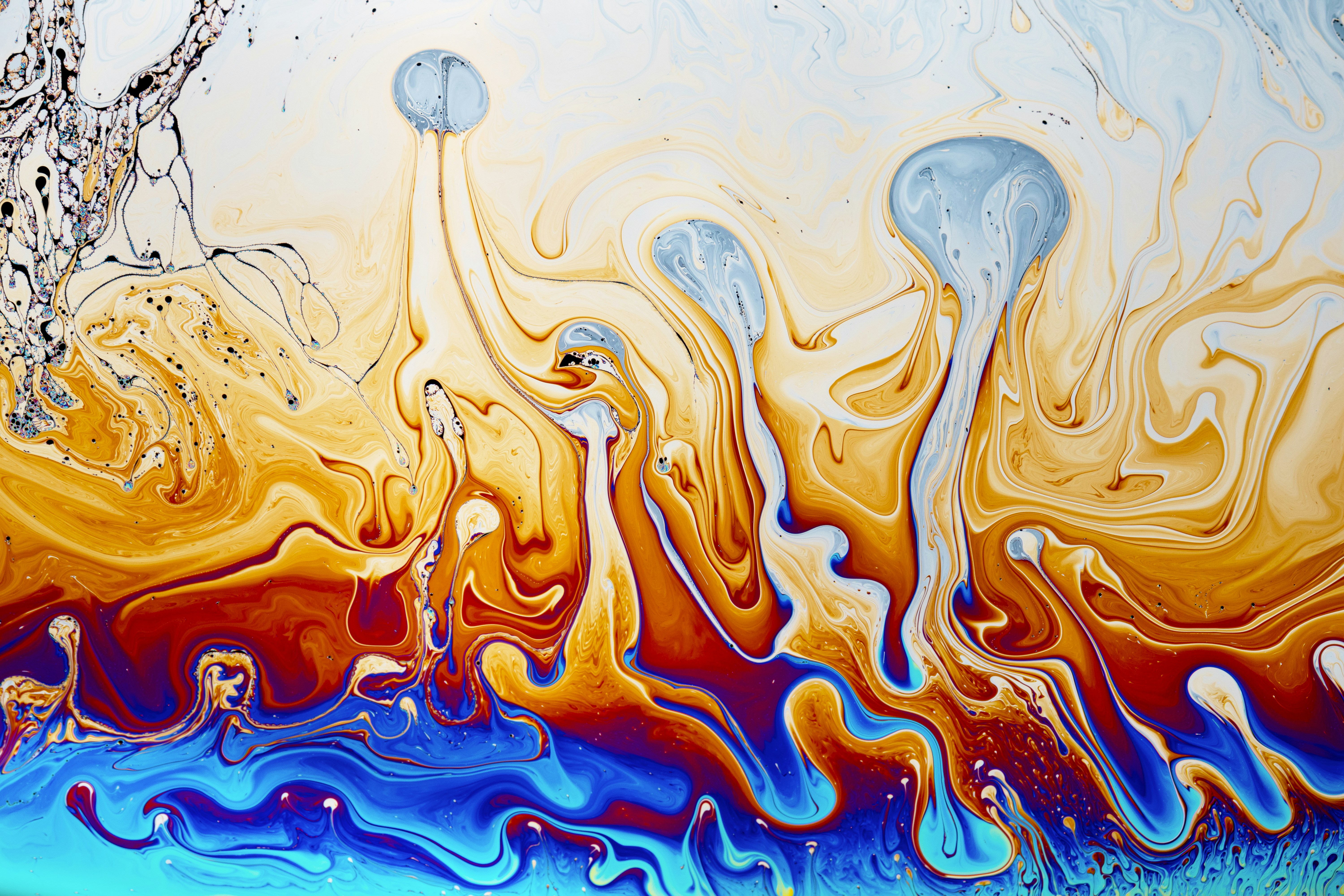 青、白、赤の抽象画の写真 – Unsplashのテクスチャーの無料画像