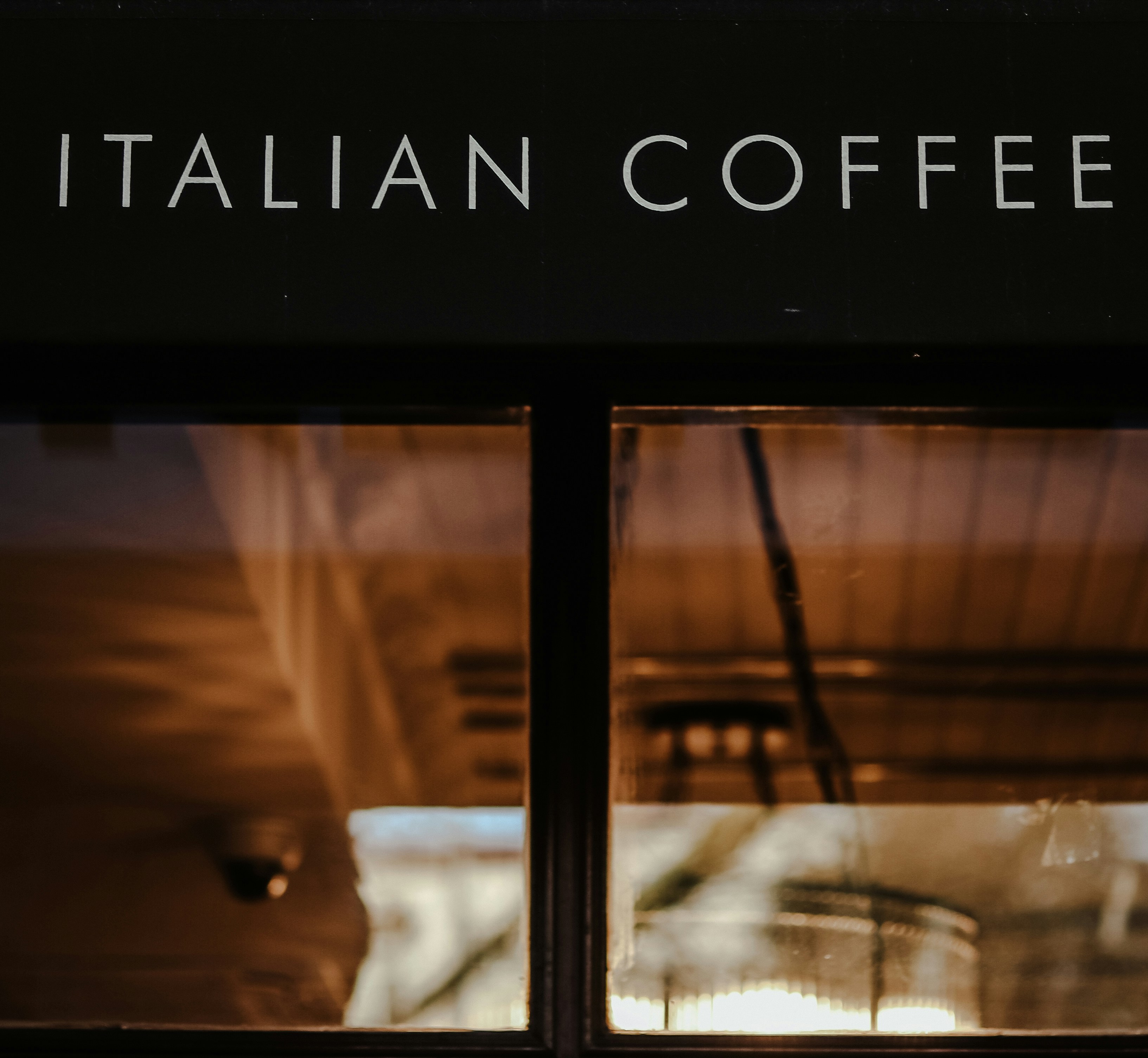 Fenêtre en verre encadrée de métal noir