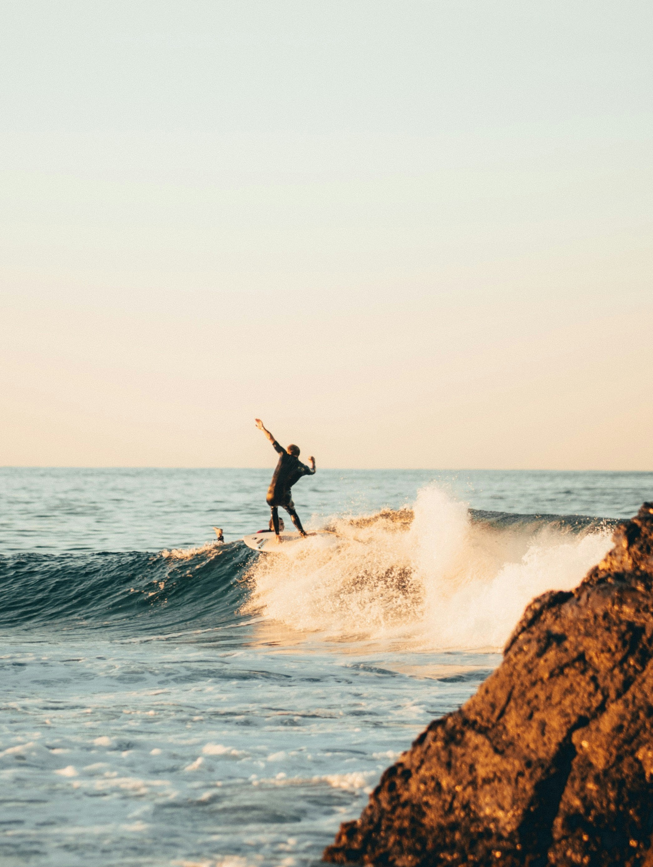 昼間は海の波でサーフィンをする男の写真 Unsplashで見つけるサーファーの無料写真