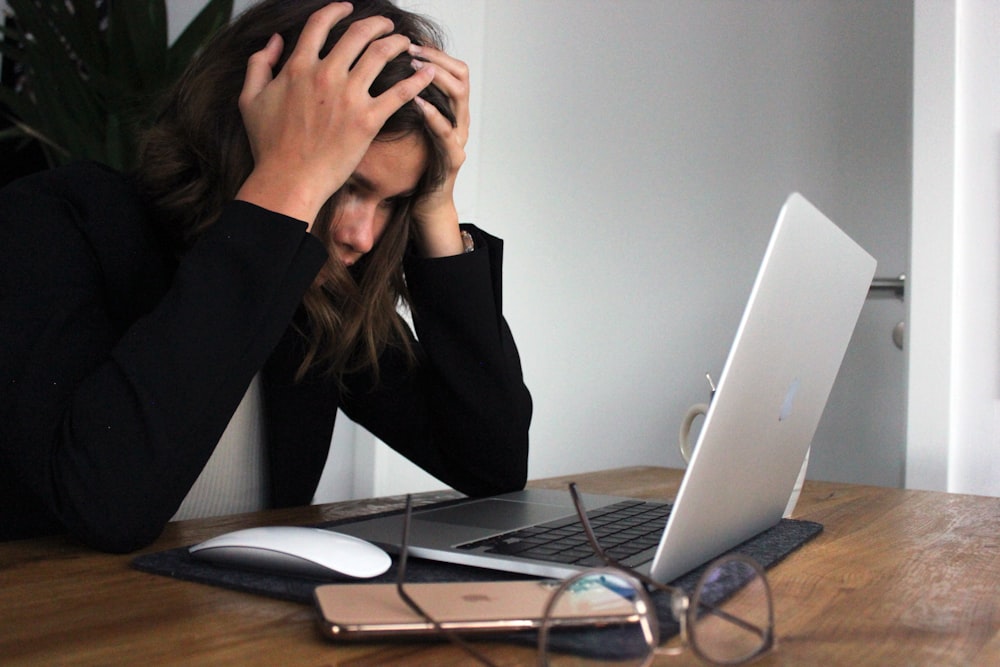 woman stressed online