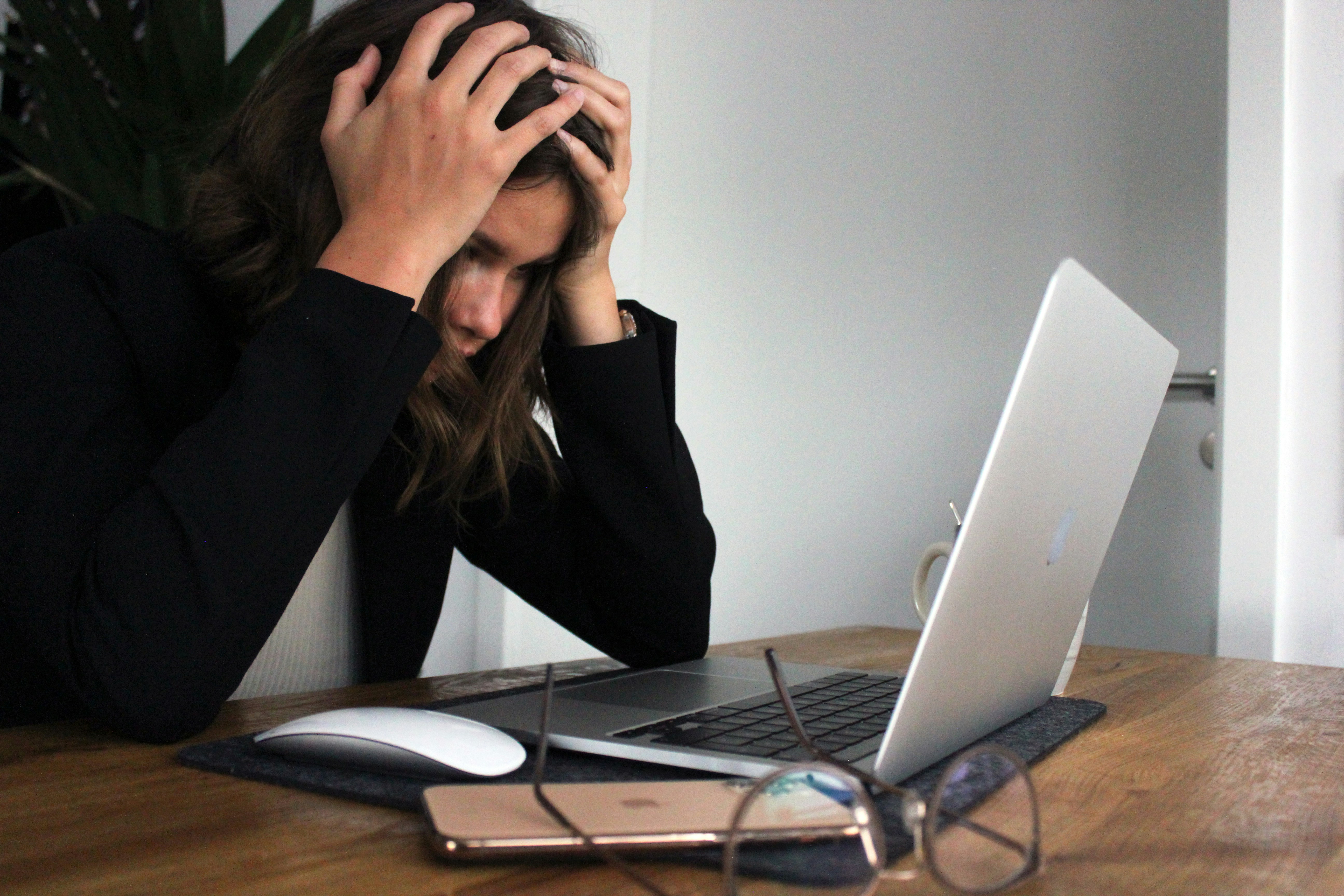 A women stress about her work and the cortisol increasing