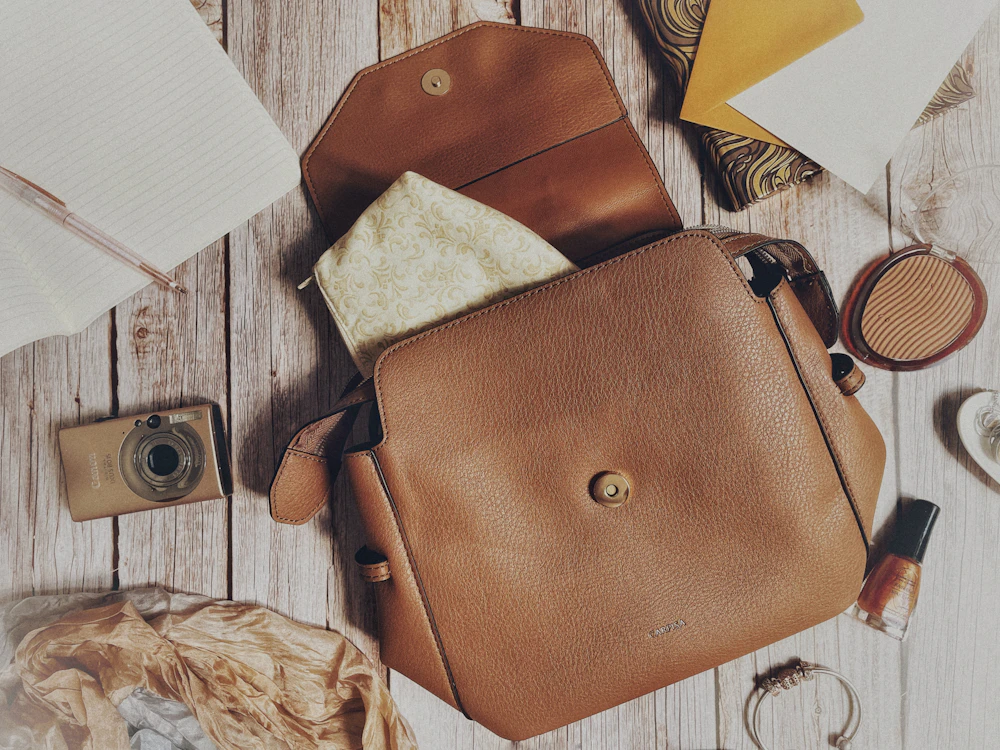 Bolsa e acessórios sobre a mesa da loja
