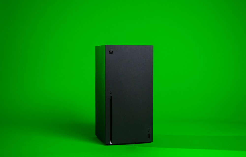 Dispositivo rettangolare nero su superficie verde