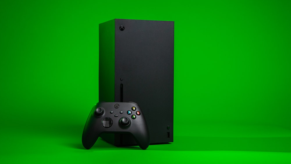 Schwarze Xbox One Konsole mit Controller
