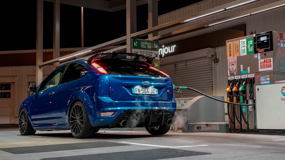 Voiture bleue garée dans le garage