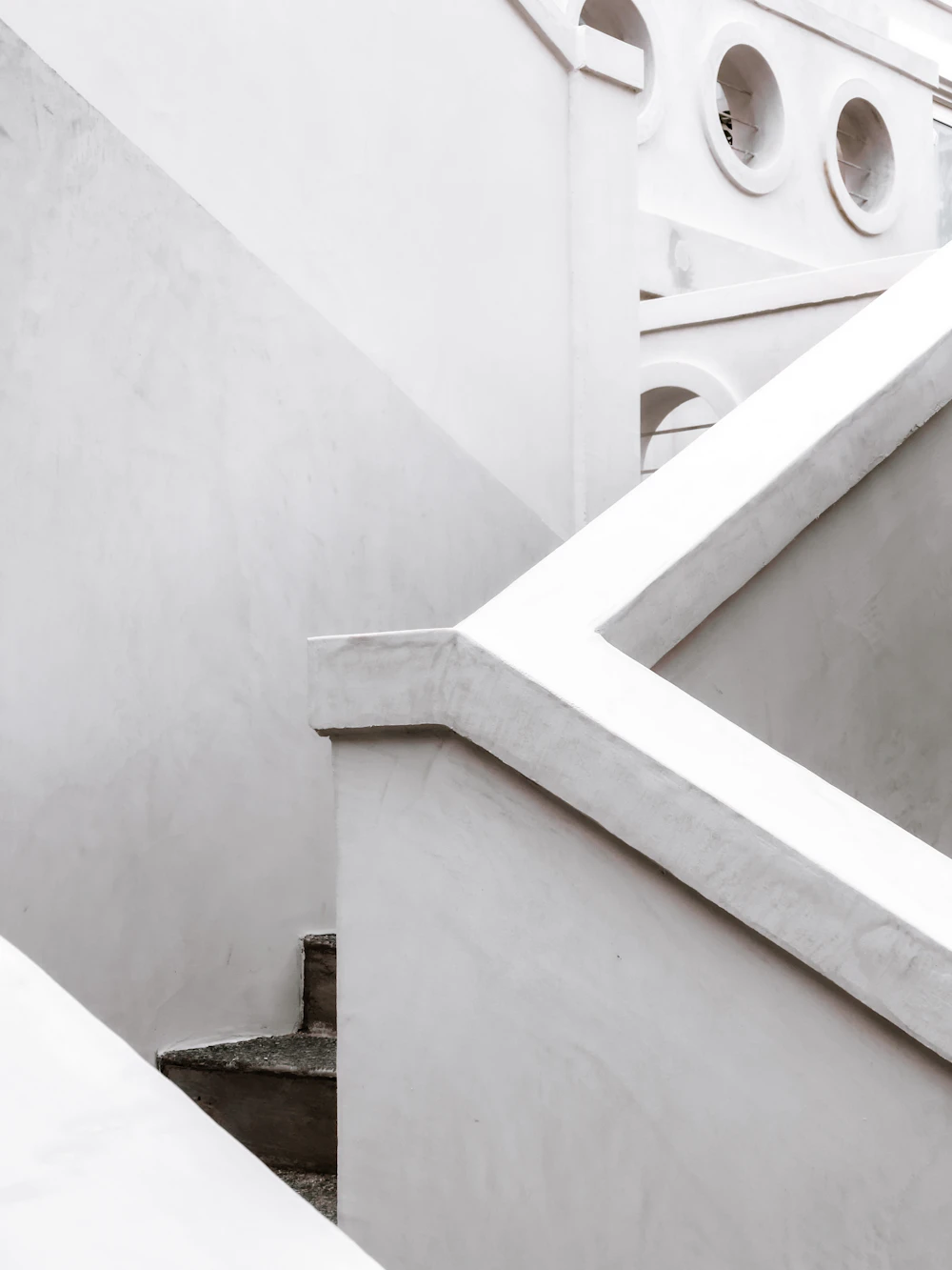Escalera de hormigón blanco con pared del mismo material