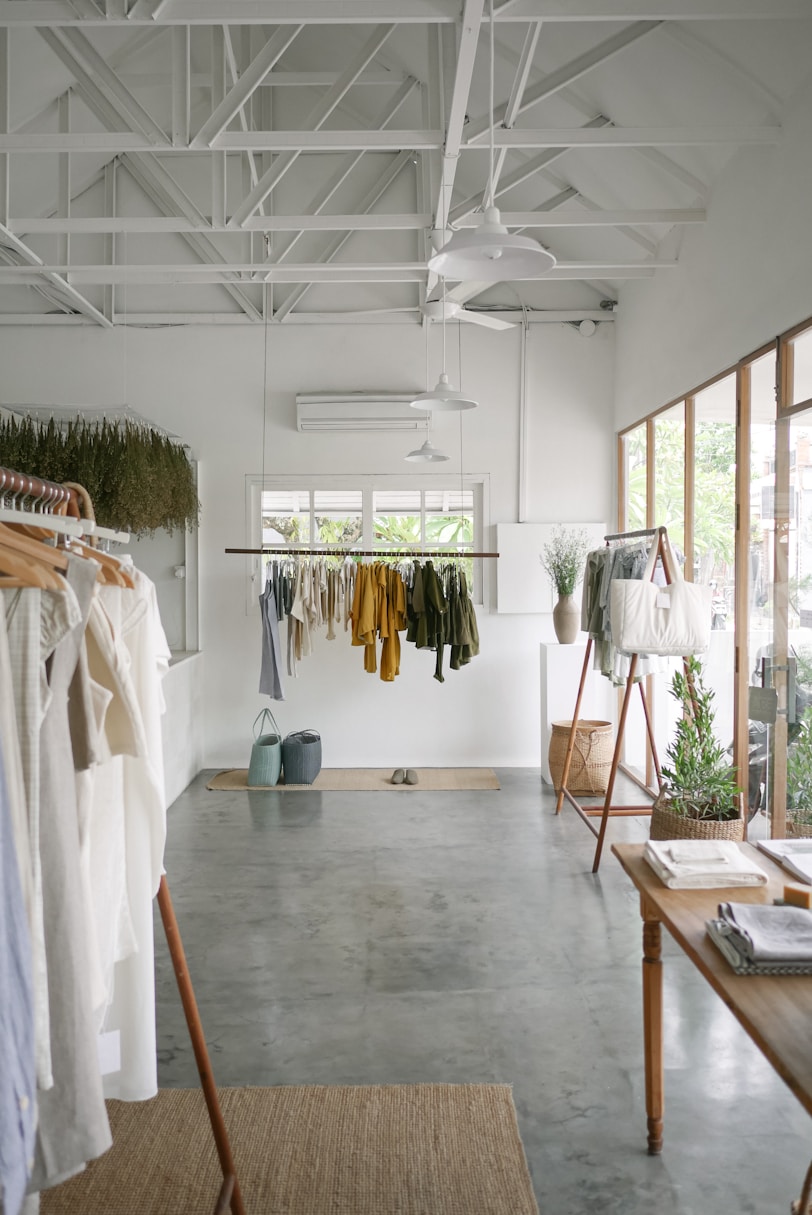 boutique de vêtements décoré de blanc