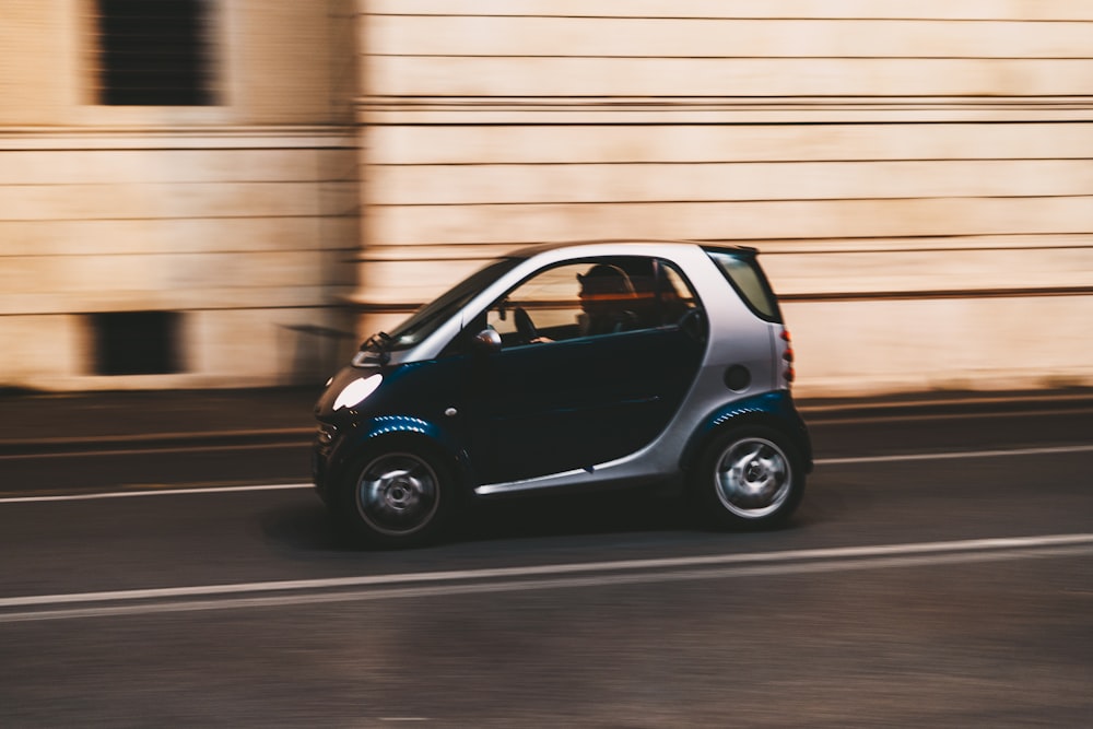 茶色の壁のそばに駐車された黒と白のミニクーパー