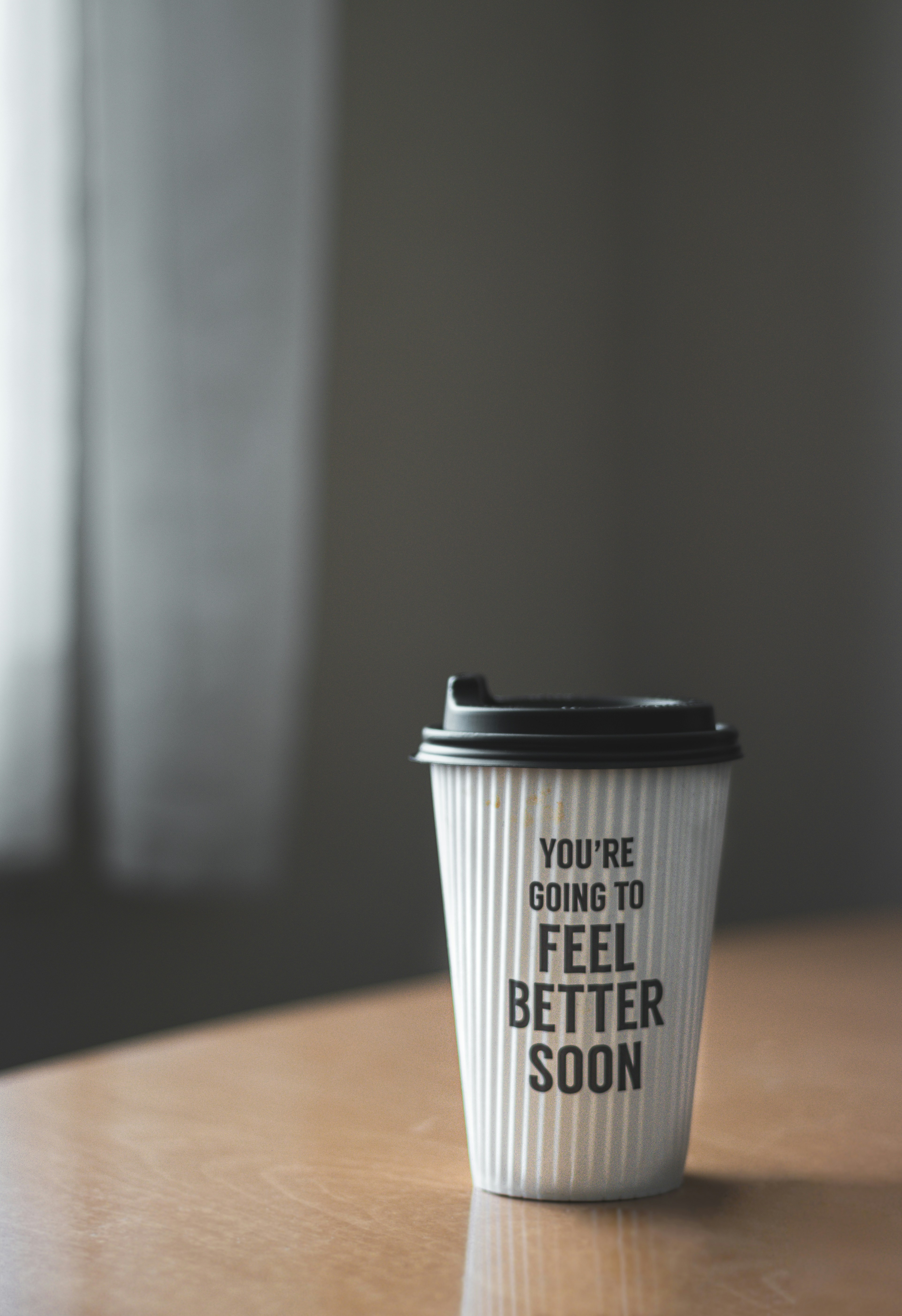 weiße und schwarze Kaffeetasse