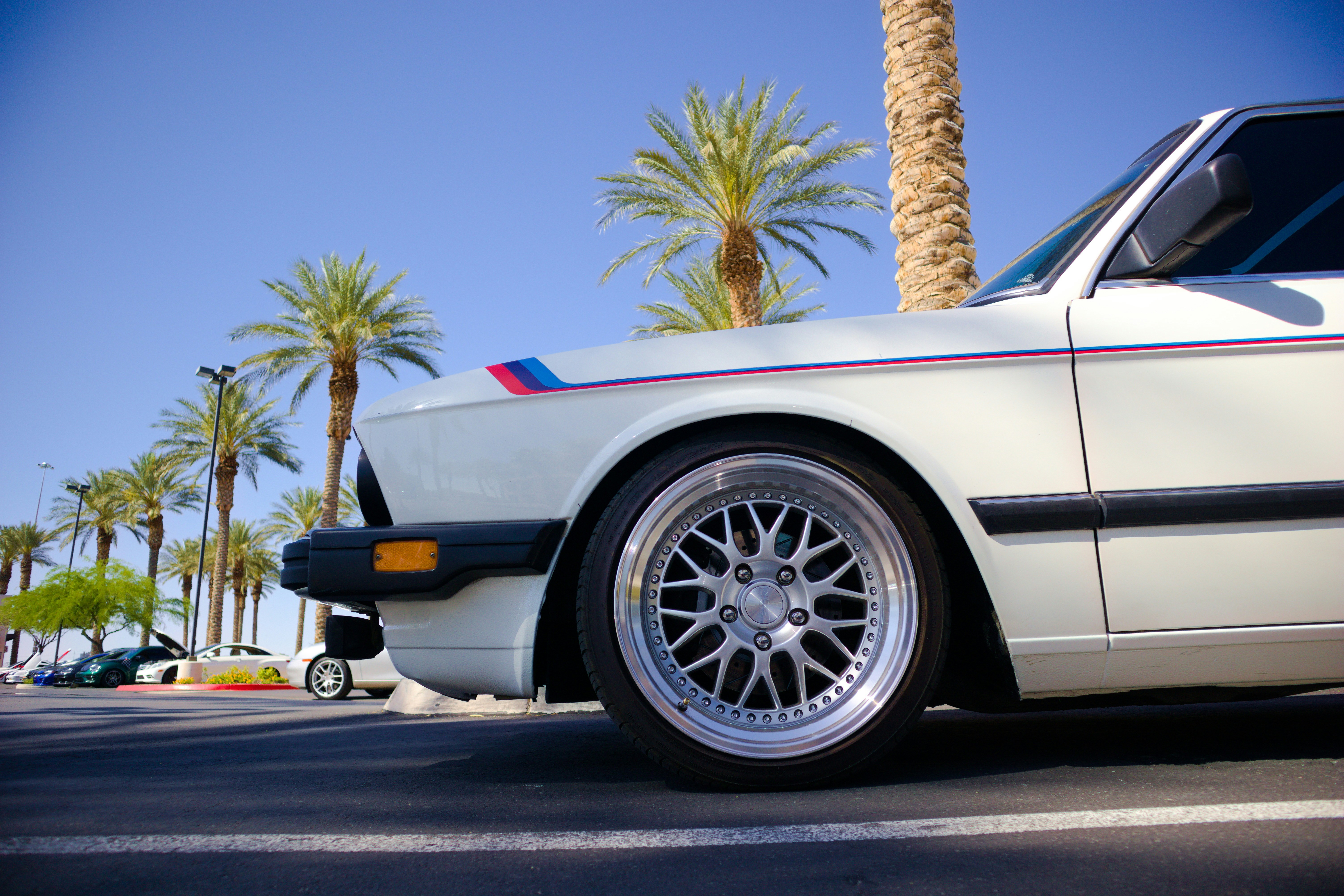 White BMW 5 series e28 front end
