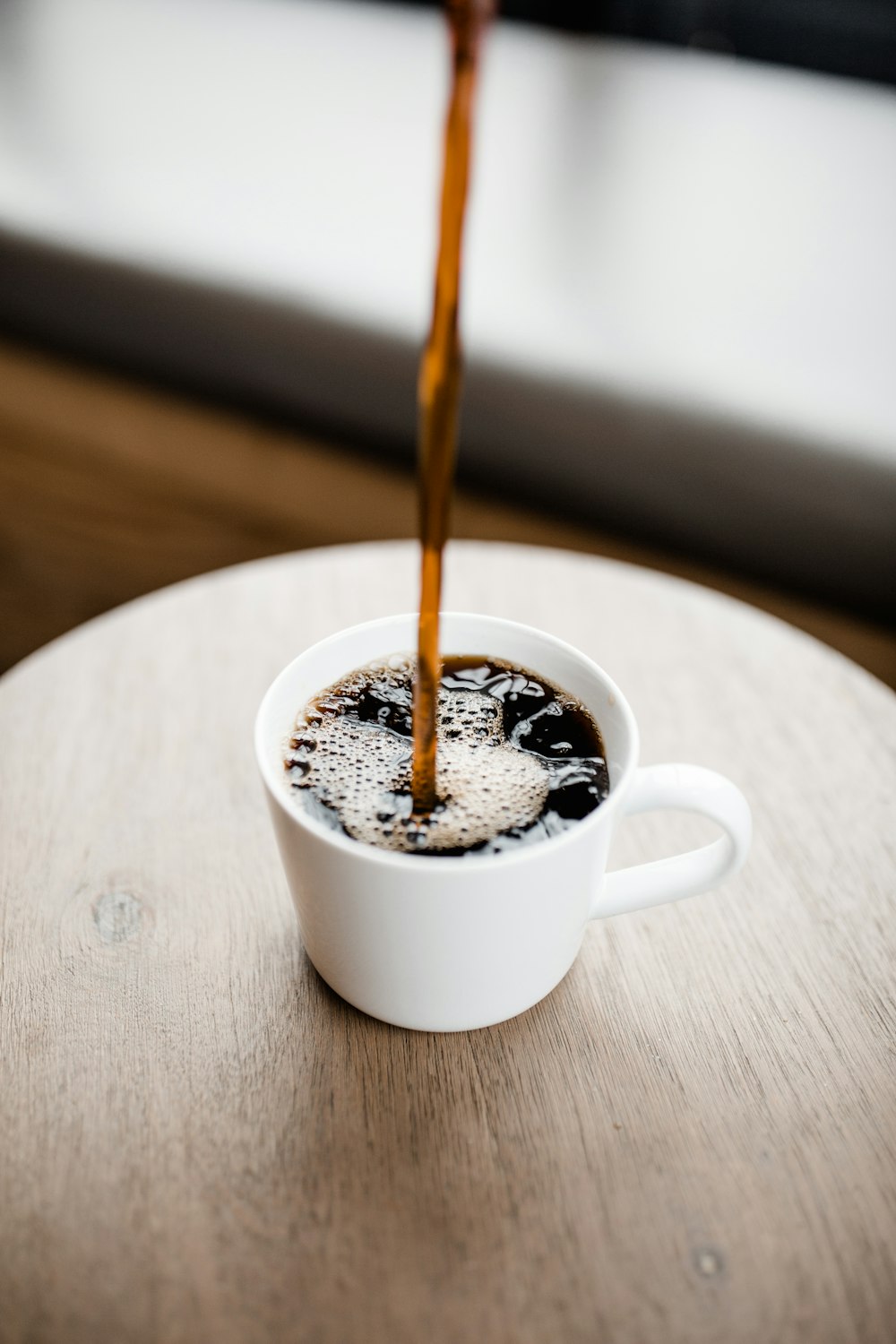 Tazza in ceramica bianca con caffè