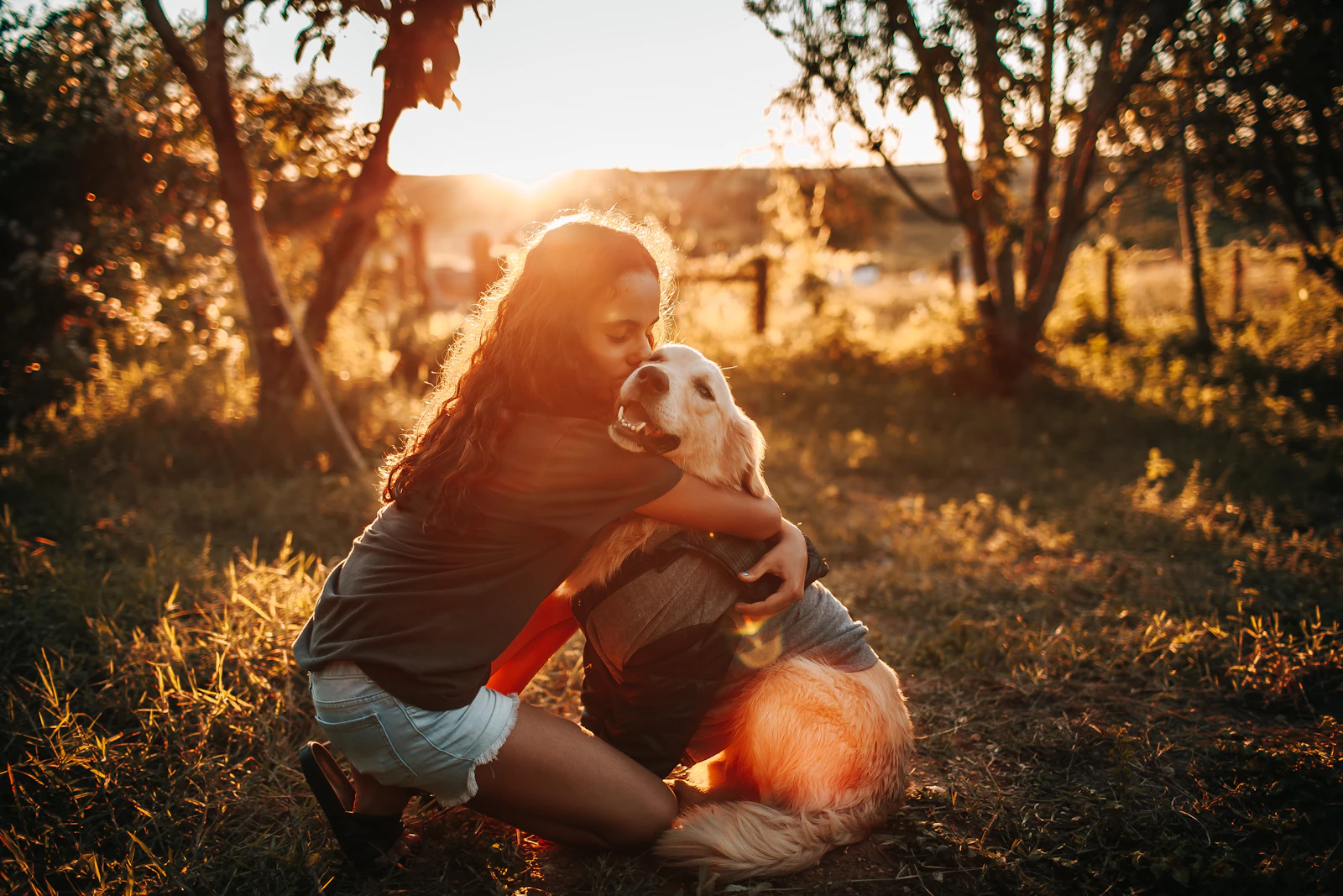 Un homme serre son chien dans ses bras