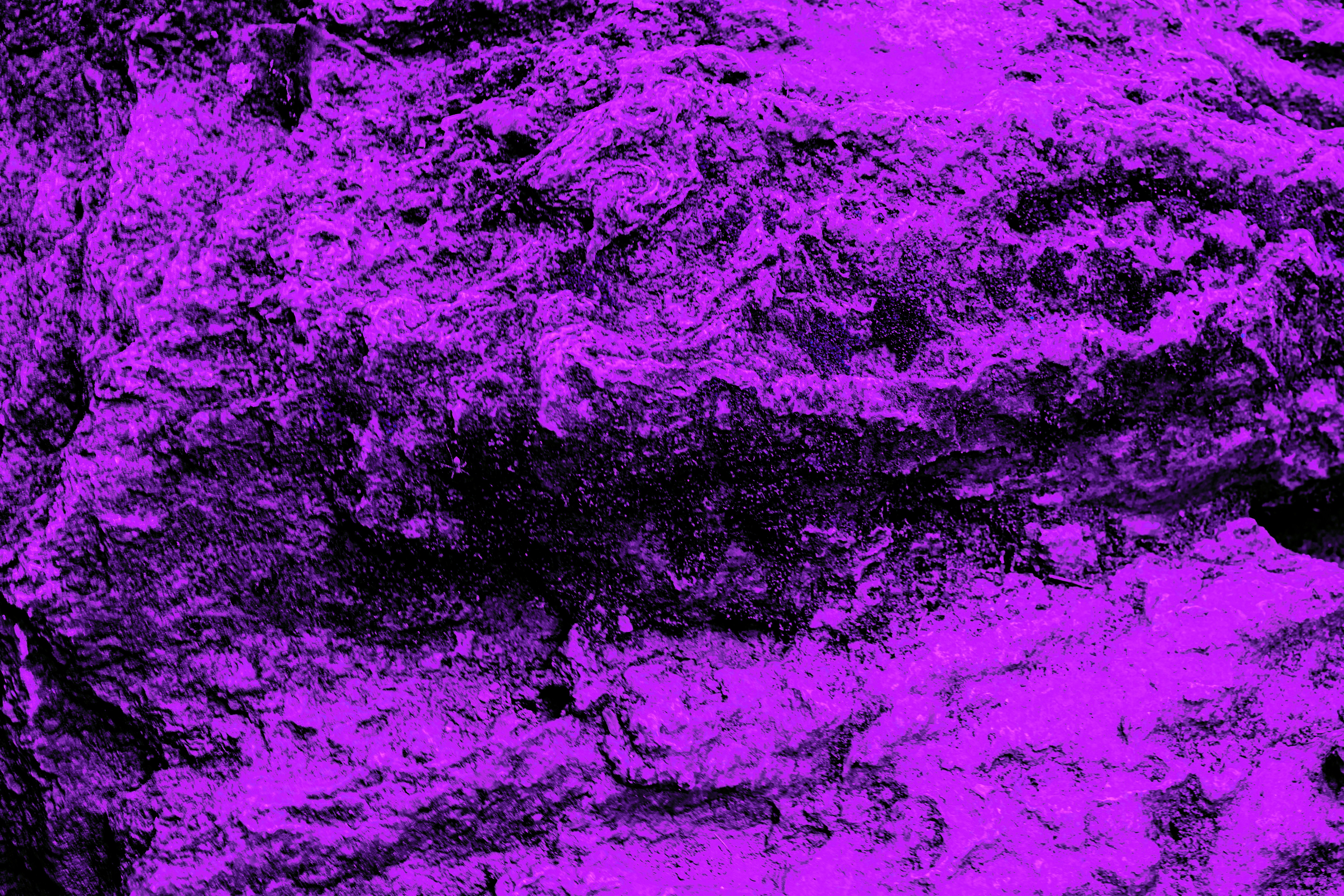 Gros plan d’un rocher avec un fond violet