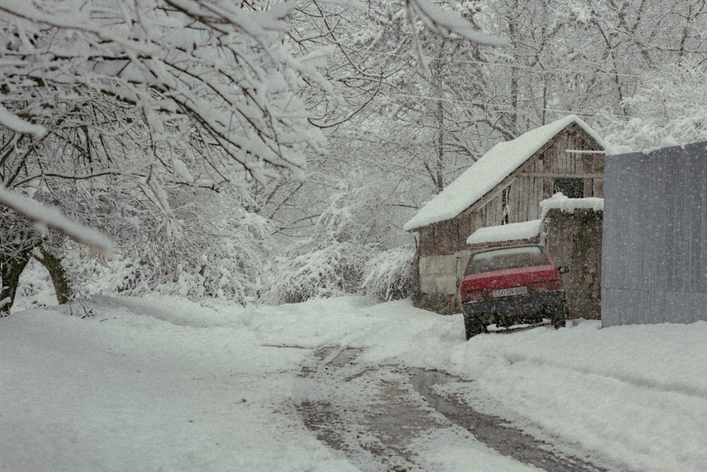 braunes Holzhaus tagsüber mit Schnee bedeckt