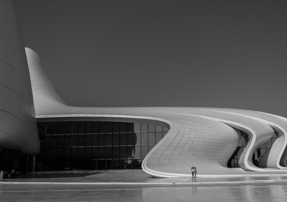 Photo en niveaux de gris d’un bâtiment