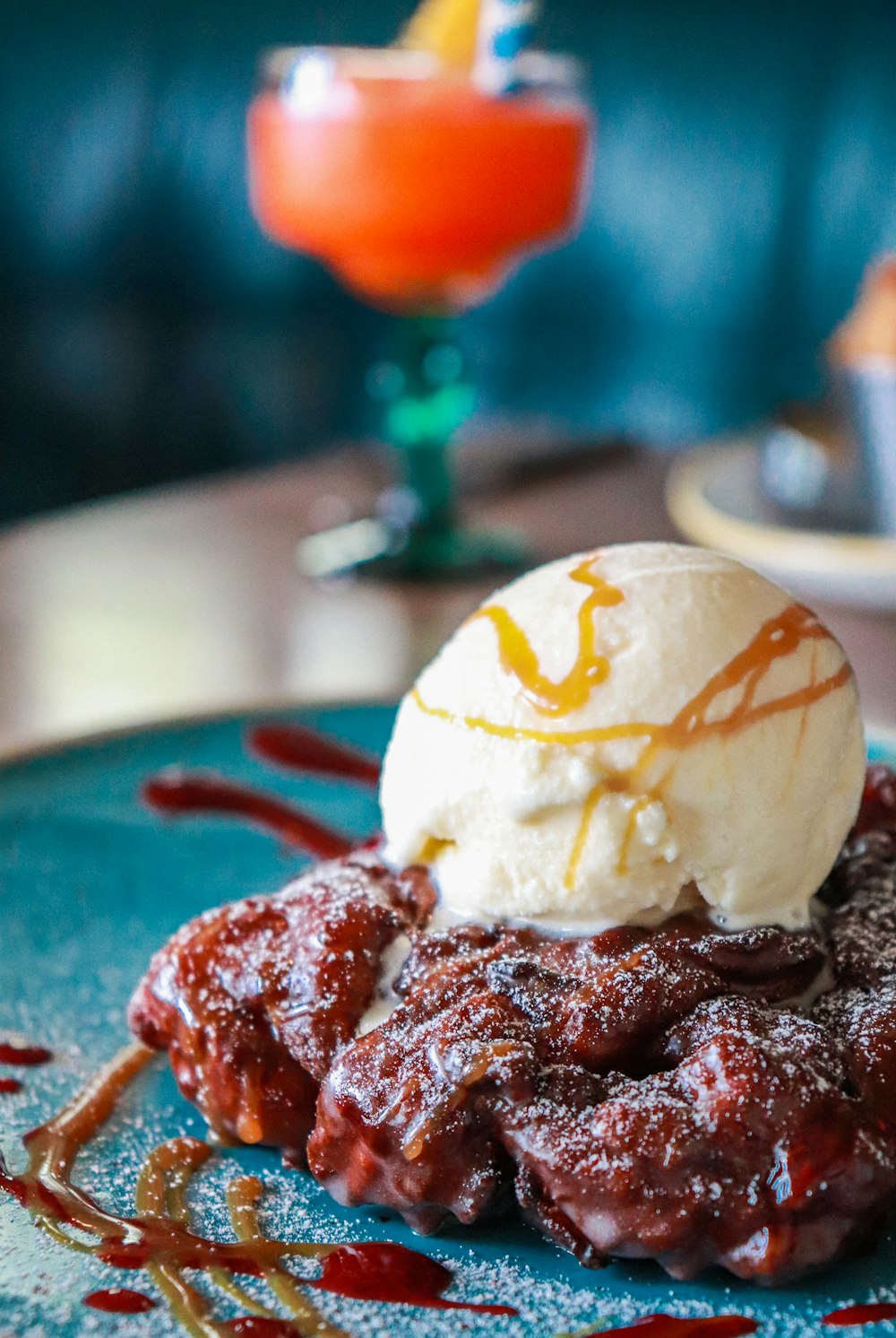 Helado en plato de cerámica azul