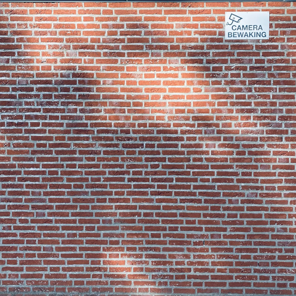 Mur de briques brunes avec numéro