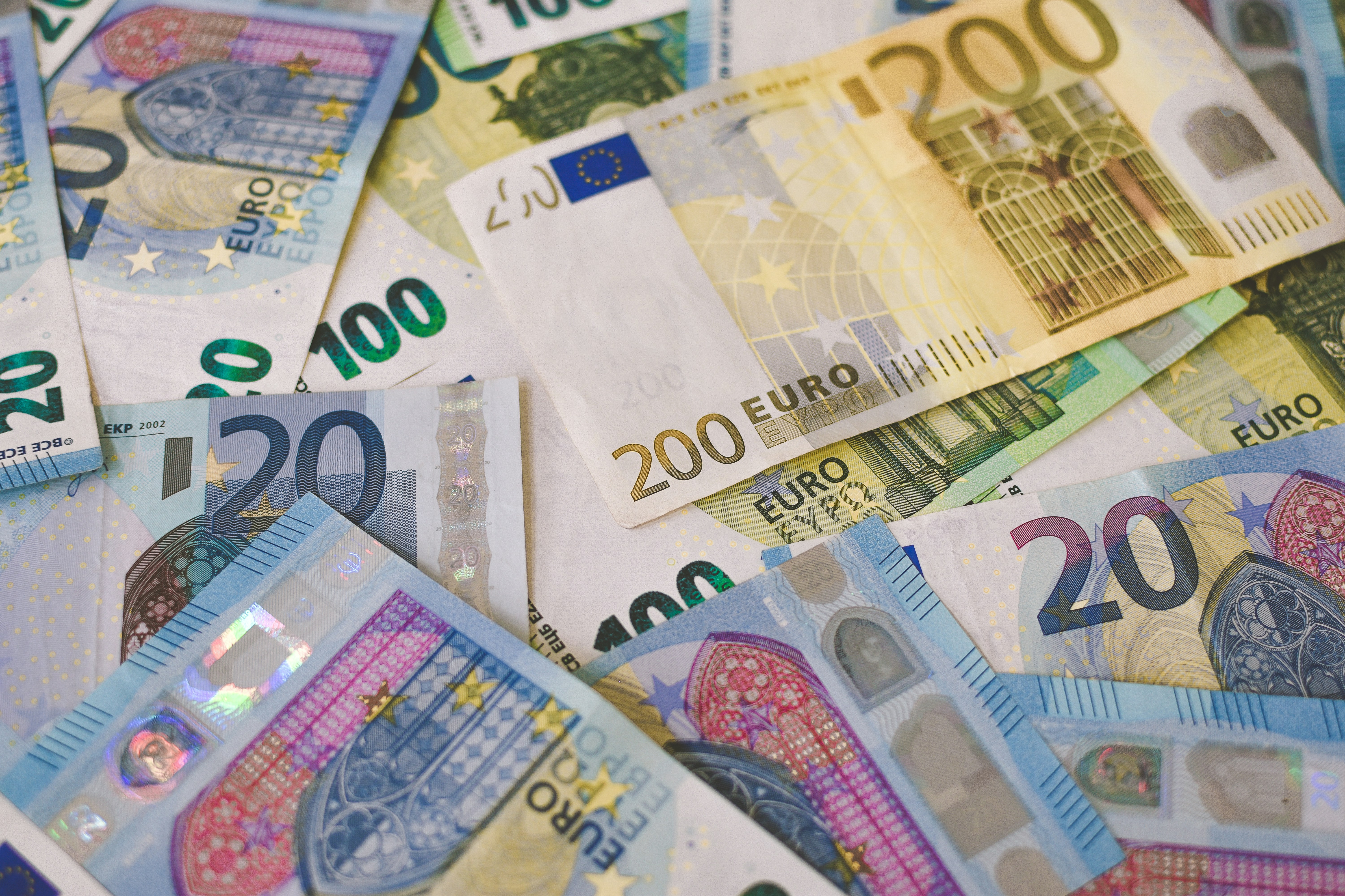 نظرة شاملة على عملة اليورو الأوروبية