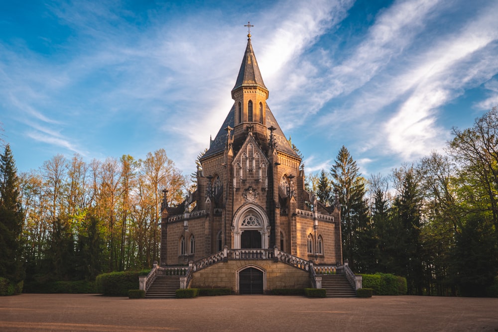 Iglesia de hormigón marrón y gris bajo el cielo azul durante el día