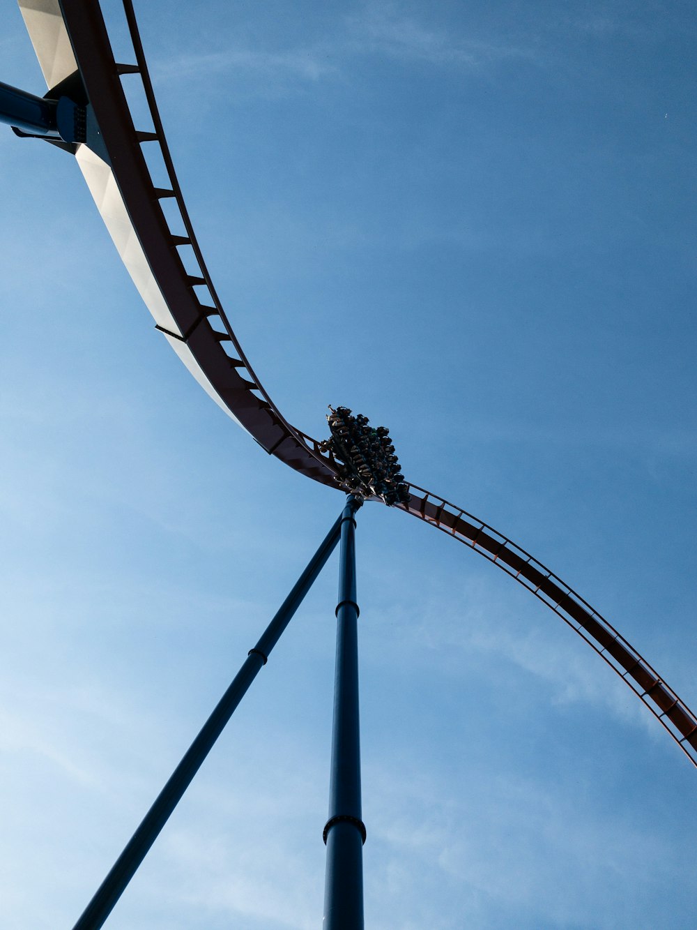 Braun-schwarze Achterbahn unter blauem Himmel tagsüber