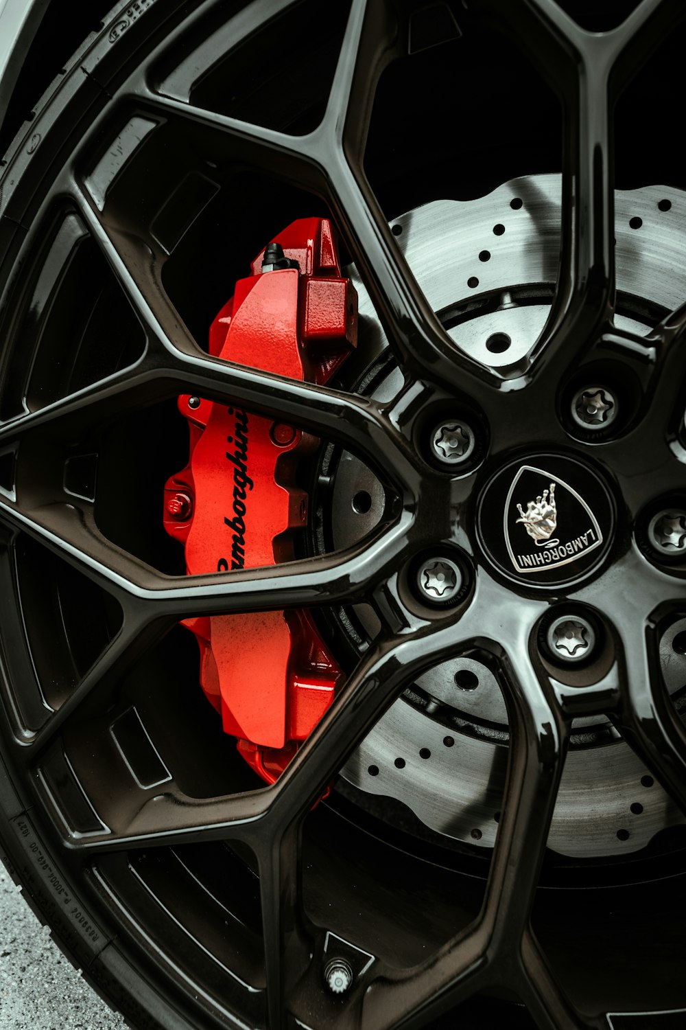 Ruota di automobile nera e argento foto – Lamborghini huracan Immagine  gratuita su Unsplash