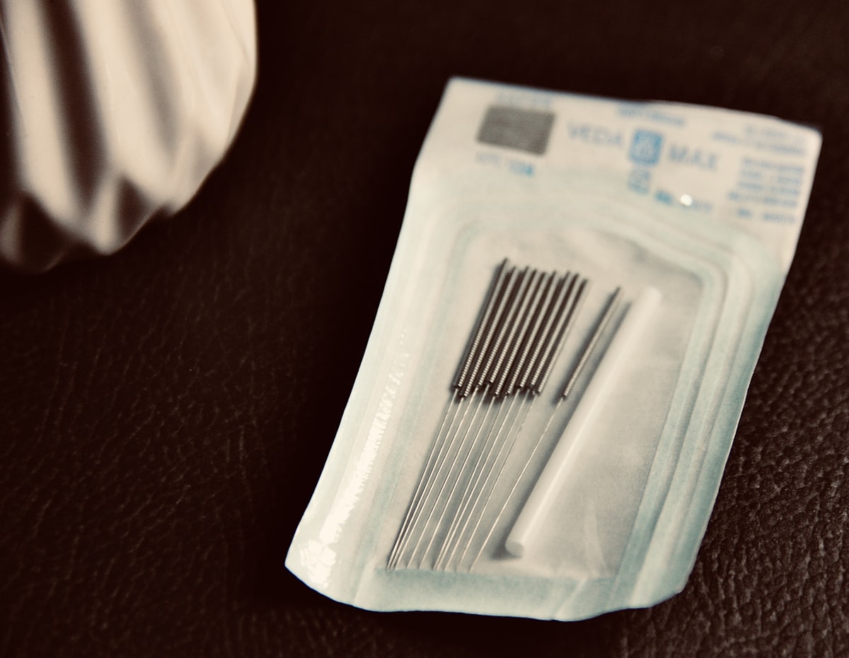 Dry Needling vs Akupunktur: Apa Bezanya?