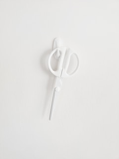 white plastic clothes pin on white surface, la tijera que ayuda a recortar las facetas del alma huma