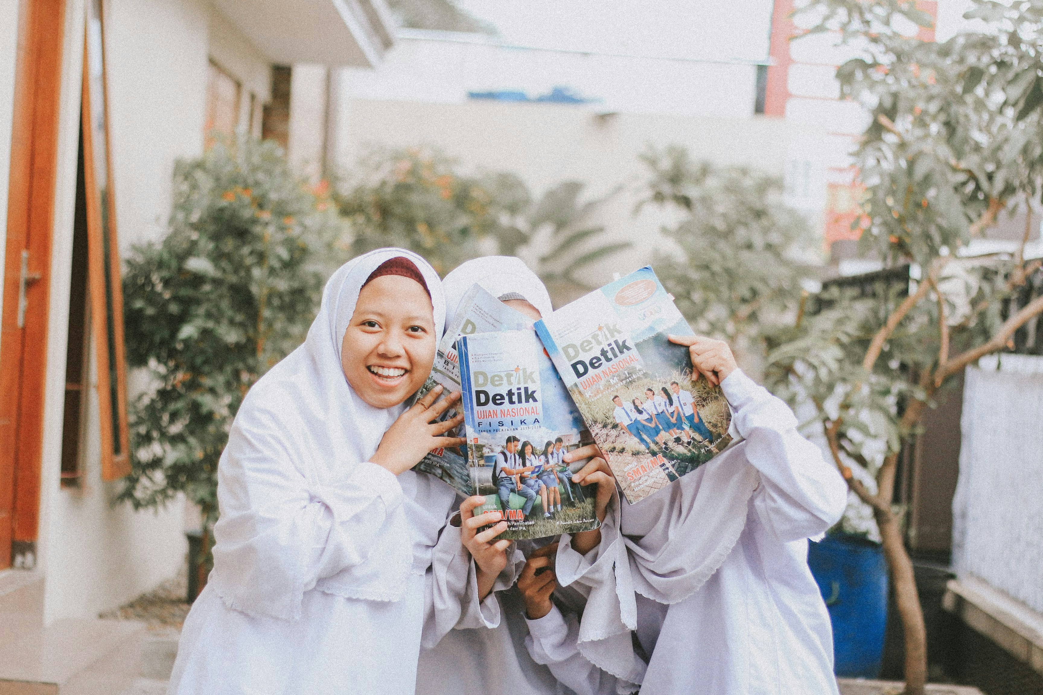 Photo of students in green and white uniforms participating in a Quran recitation competition at MTS Ma'arif NU Ngaban Tanggulangin.