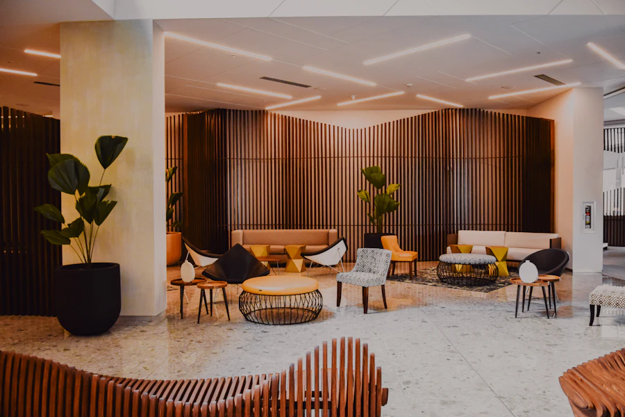 Lobby de hotel contemporáneo con mobiliario en madera y textiles