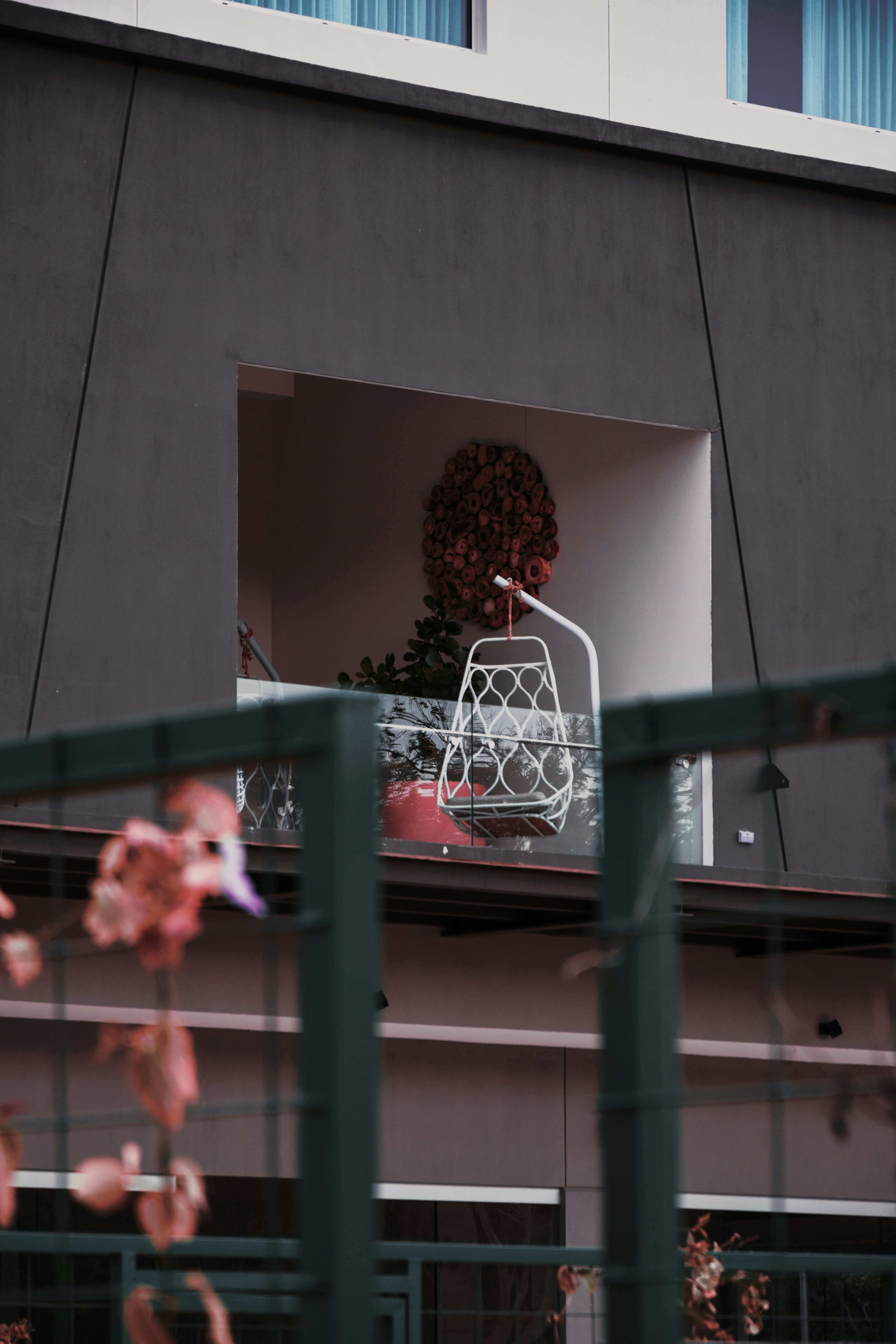 Panier de basket blanc avec des fleurs rouges