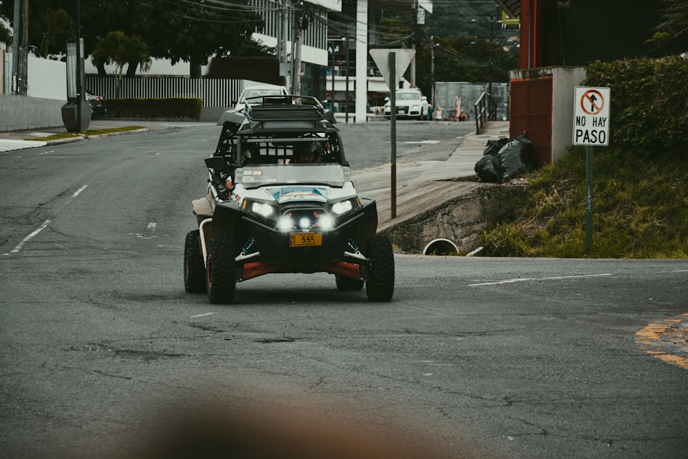 Schwarz-grauer Jeep Wrangler tagsüber unterwegs